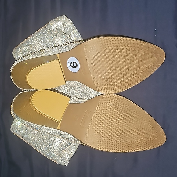 Silver color cowgirl boot with iridescent crystal embellishment - Picture 5 of 5